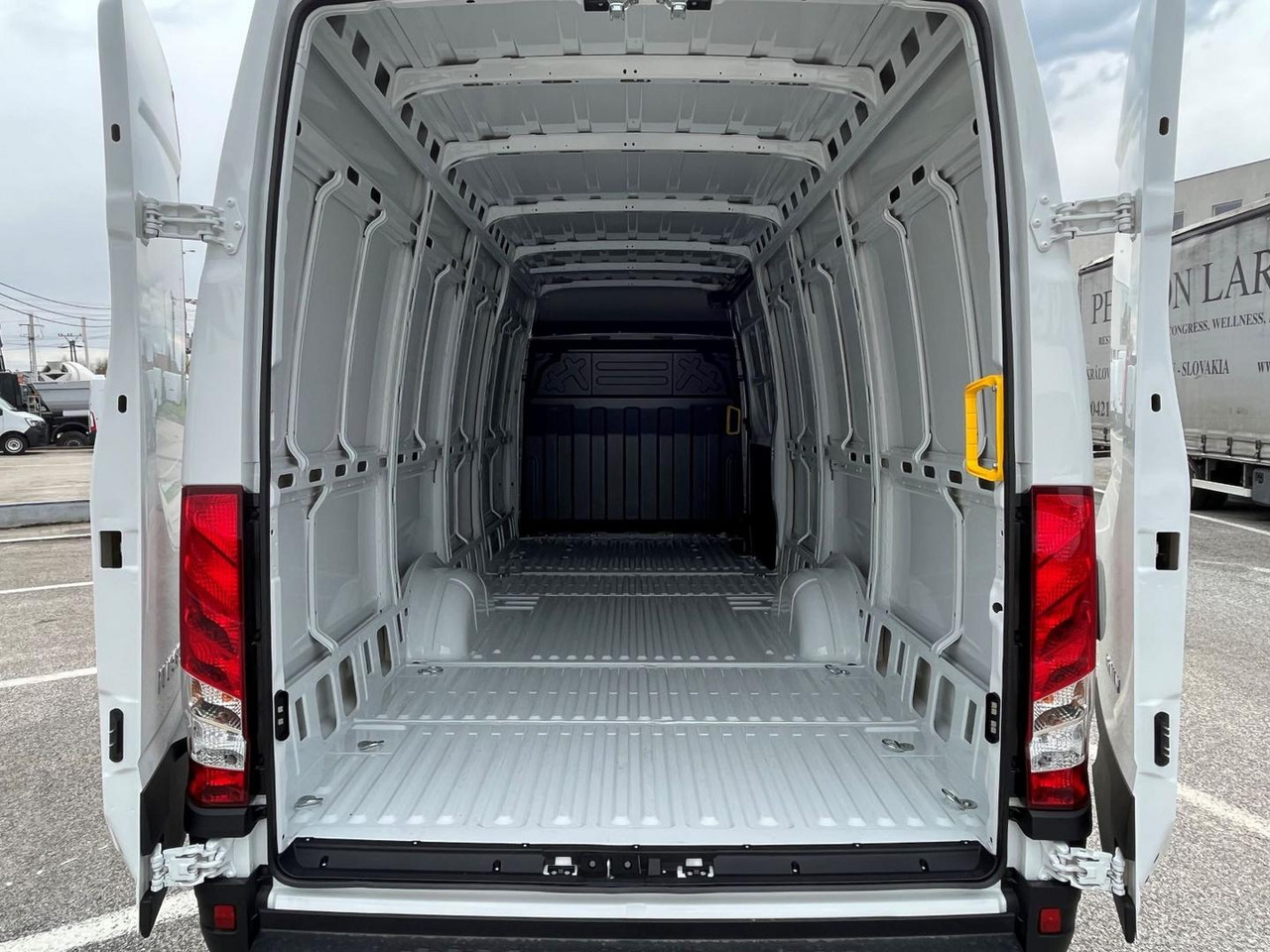 Iveco DAILY VAN, 2,3D 156k, 35S16 V - Товарен бус: снимка 5 Iveco DAILY VAN, 2,3D 156k, 35S16 V - Товарен бус: снимка 5