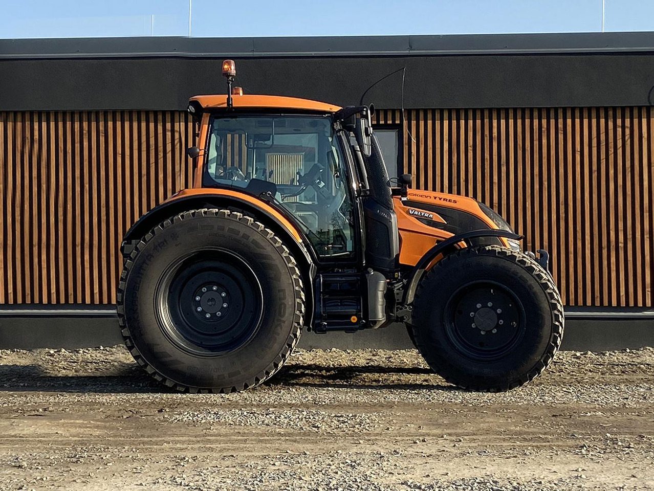 Valtra N, 49 AWI, 134 - Трактор: снимка 1 Valtra N, 49 AWI, 134 - Трактор: снимка 1