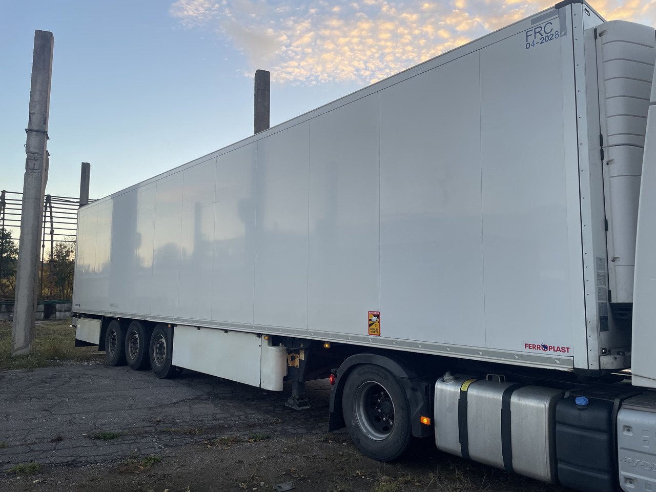 SCHMITZ SKO24 with meat hooks and 2 zone freezer - Рефрижератор полуремарке: снимка 5 SCHMITZ SKO24 with meat hooks and 2 zone freezer - Рефрижератор полуремарке: снимка 5