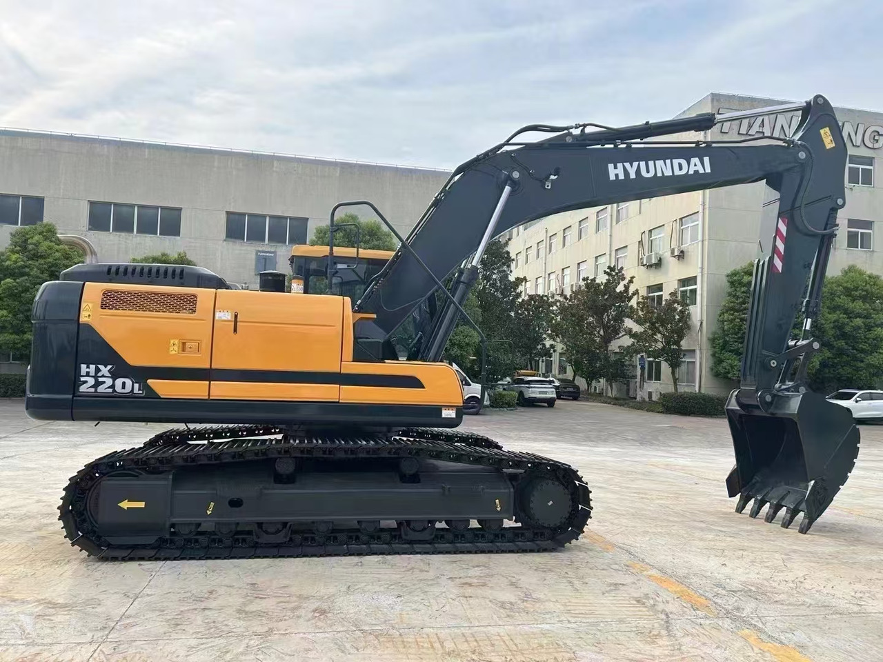 HYUNDAI HX220L - Верижен багер: снимка 2 HYUNDAI HX220L - Верижен багер: снимка 2