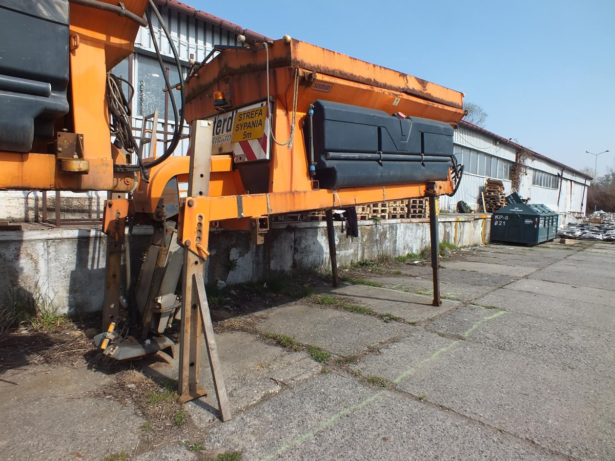 Zabudowa piaskarki SCHMIDT STRATOS S40-36 - 2003 - 4m3 - Napęd z pojazdu - Машина за разпръскване на сол/ Пясък: снимка 4 Zabudowa piaskarki SCHMIDT STRATOS S40-36 - 2003 - 4m3 - Napęd z pojazdu - Машина за разпръскване на сол/ Пясък: снимка 4