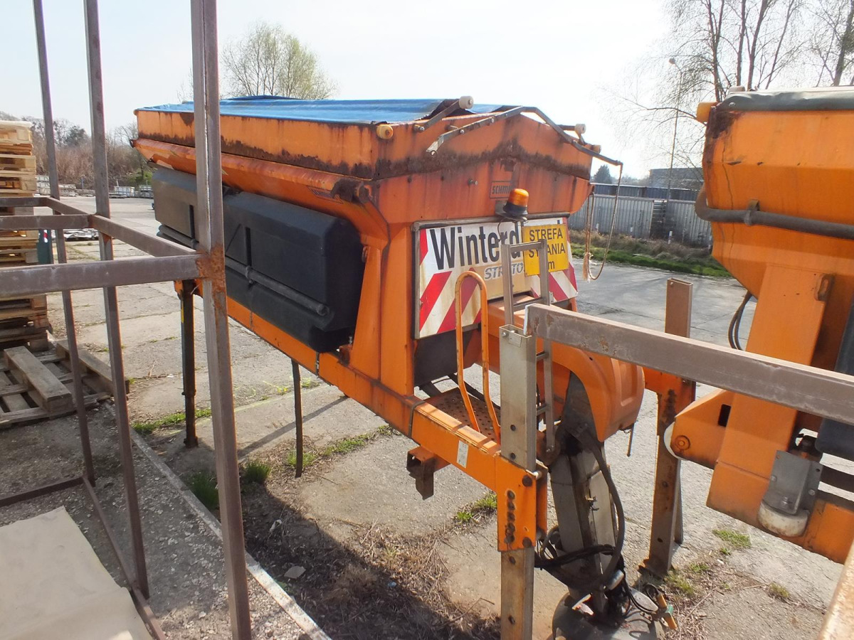 Zabudowa piaskarki SCHMIDT STRATOS S40-36 - 2003 - 4m3 - Napęd z pojazdu - Машина за разпръскване на сол/ Пясък: снимка 3 Zabudowa piaskarki SCHMIDT STRATOS S40-36 - 2003 - 4m3 - Napęd z pojazdu - Машина за разпръскване на сол/ Пясък: снимка 3