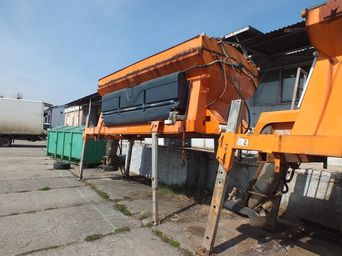 Zabudowa piaskarki SCHMIDT STRATOS S40-36 - 2004 - 4m3 - Zasilanie z pojazdu - Машина за разпръскване на сол/ Пясък: снимка 4 Zabudowa piaskarki SCHMIDT STRATOS S40-36 - 2004 - 4m3 - Zasilanie z pojazdu - Машина за разпръскване на сол/ Пясък: снимка 4