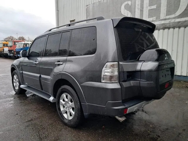 Mitsubishi Pajero GLS 3.5 - V6 , 4x4 , 7 Pers., Full Option - Лек автомобил: снимка 5 Mitsubishi Pajero GLS 3.5 - V6 , 4x4 , 7 Pers., Full Option - Лек автомобил: снимка 5