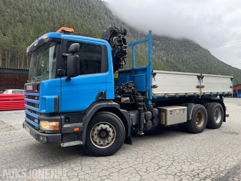 1997 Scania P124 400 kranbil med 3-veis tipp og klype - Камион с кран: снимка 1 1997 Scania P124 400 kranbil med 3-veis tipp og klype - Камион с кран: снимка 1