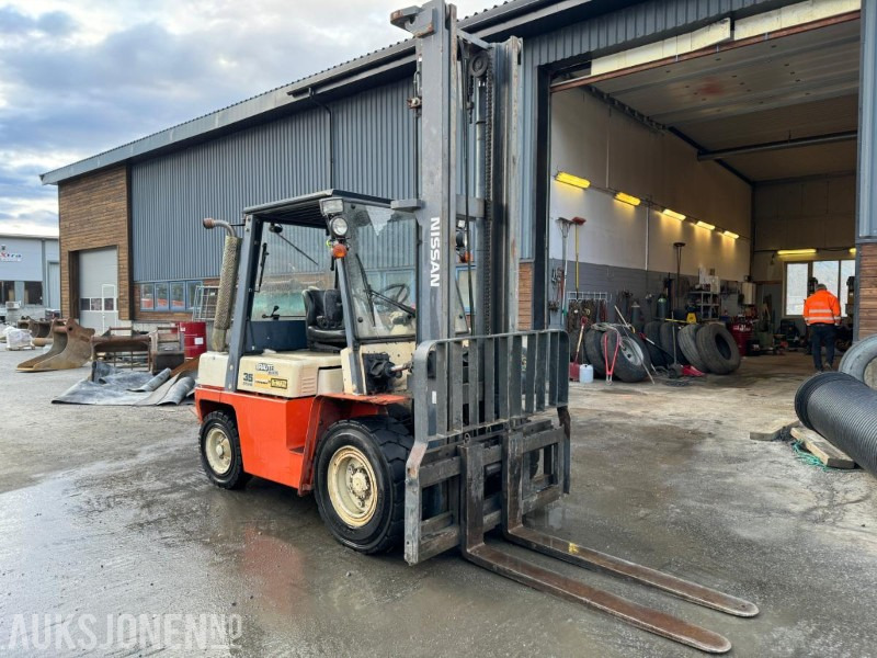 1998 Nissan 35 - Modell WF03A33U - Diesel - Motvektstruck - Работна площадка: снимка 1 1998 Nissan 35 - Modell WF03A33U - Diesel - Motvektstruck - Работна площадка: снимка 1