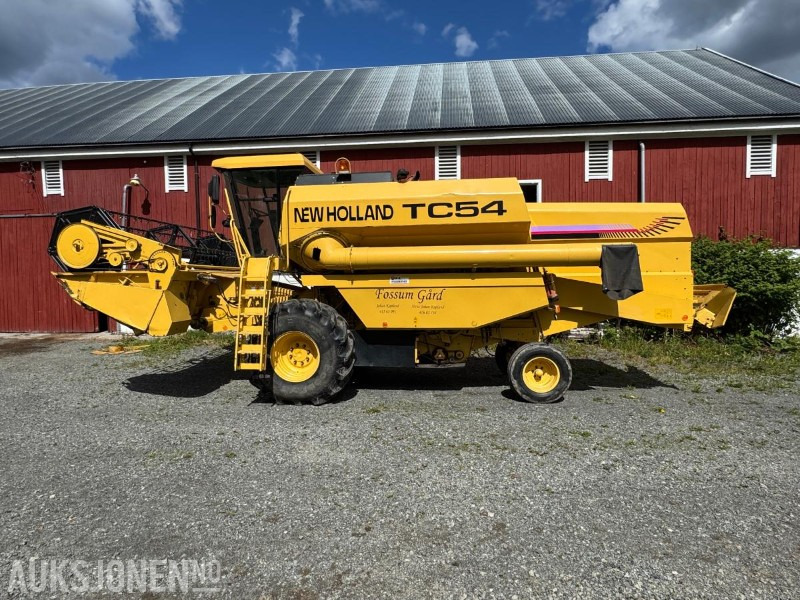 2000 New Holland TC 54 skurtresker / 12 fot skjærebord / spill indikator / 1850 timer - Зърнокомбайн: снимка 2 2000 New Holland TC 54 skurtresker / 12 fot skjærebord / spill indikator / 1850 timer - Зърнокомбайн: снимка 2