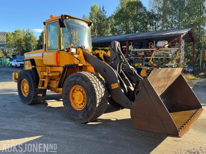 2001 Volvo L90 D hjullaster med skuffe - Колесен товарач: снимка 3 2001 Volvo L90 D hjullaster med skuffe - Колесен товарач: снимка 3