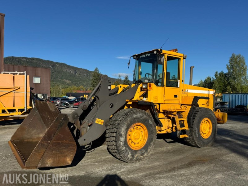 2001 Volvo L90 D hjullaster med skuffe - Колесен товарач: снимка 1 2001 Volvo L90 D hjullaster med skuffe - Колесен товарач: снимка 1