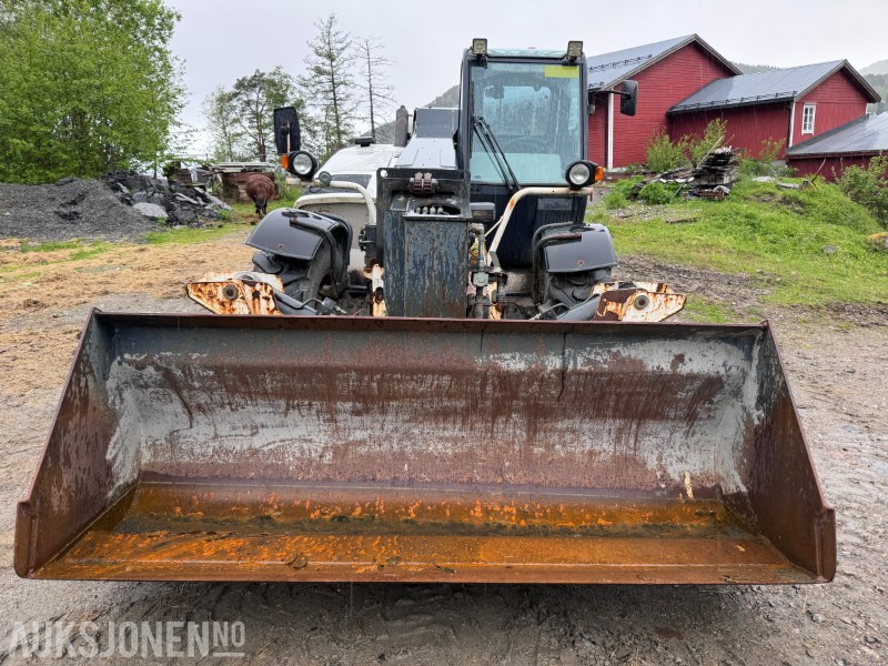 2005 Bobcat T35120SL Teleskoptruck / Teleskoplaster - 4x4x4 - avvatringssylinder - Støttelabber - Hydraulisk redskapslås - Jibb - Skuffe - 2 stk pallegafler - Телескопичен товарач: снимка 2 2005 Bobcat T35120SL Teleskoptruck / Teleskoplaster - 4x4x4 - avvatringssylinder - Støttelabber - Hydraulisk redskapslås - Jibb - Skuffe - 2 stk pallegafler - Телескопичен товарач: снимка 2