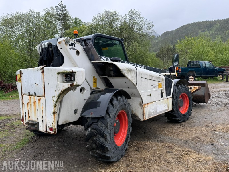 2005 Bobcat T35120SL Teleskoptruck / Teleskoplaster - 4x4x4 - avvatringssylinder - Støttelabber - Hydraulisk redskapslås - Jibb - Skuffe - 2 stk pallegafler - Телескопичен товарач: снимка 4 2005 Bobcat T35120SL Teleskoptruck / Teleskoplaster - 4x4x4 - avvatringssylinder - Støttelabber - Hydraulisk redskapslås - Jibb - Skuffe - 2 stk pallegafler - Телескопичен товарач: снимка 4