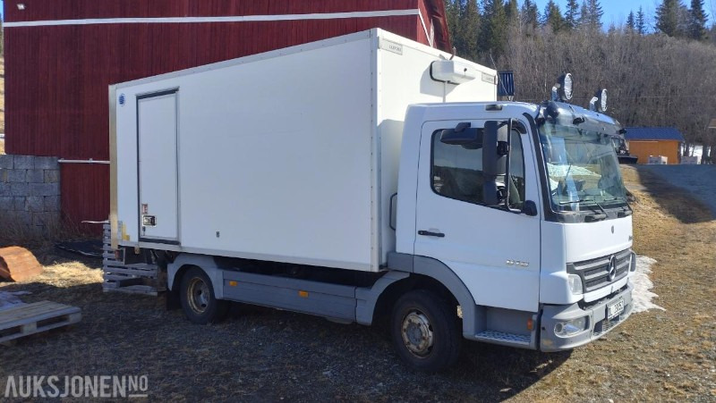 2006 Mercedes-Benz 818/33AT 7,5 skapbil ryggekamera s+v dekk kjetting - Камион фургон: снимка 3 2006 Mercedes-Benz 818/33AT 7,5 skapbil ryggekamera s+v dekk kjetting - Камион фургон: снимка 3