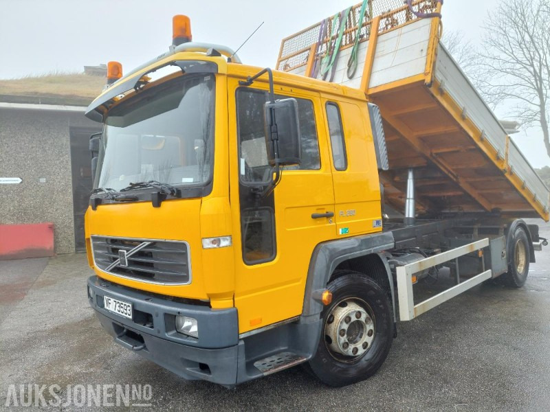 2006 Volvo FL6H 4X2 med solid bakmontert HMV kran med fjernstyring EU OK - Самосвал камион: снимка 2 2006 Volvo FL6H 4X2 med solid bakmontert HMV kran med fjernstyring EU OK - Самосвал камион: снимка 2