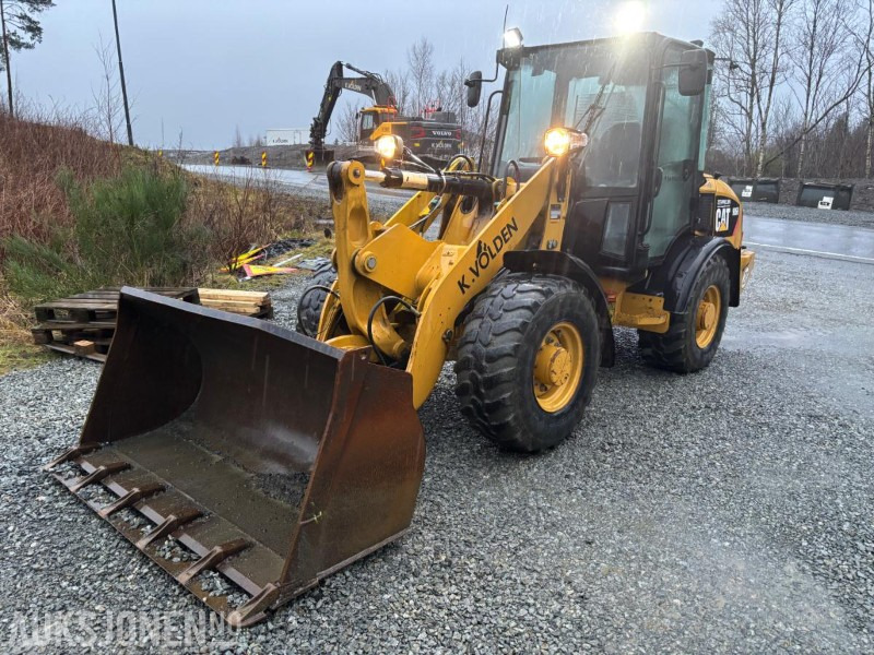 2010 CAT 906H HJULLASTER. 1596TIMER. SKUFFE. TELLEFSDAL VPL PLOG. HOLMS FEIEKOST. CAT PALLEGAFFLER - Колесен товарач: снимка 2 2010 CAT 906H HJULLASTER. 1596TIMER. SKUFFE. TELLEFSDAL VPL PLOG. HOLMS FEIEKOST. CAT PALLEGAFFLER - Колесен товарач: снимка 2