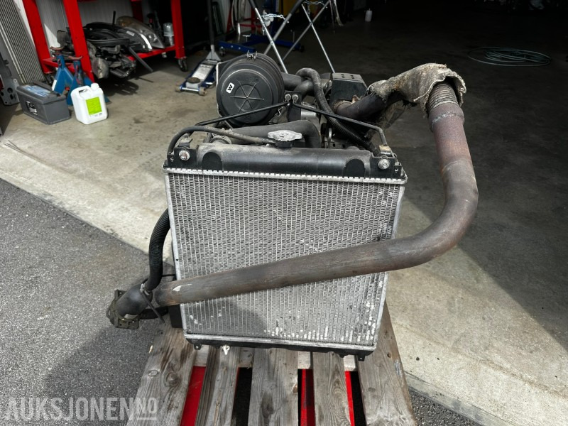 2010 Yanmar 4TNV84T-GGEH - Строително оборудване: снимка 4 2010 Yanmar 4TNV84T-GGEH - Строително оборудване: снимка 4