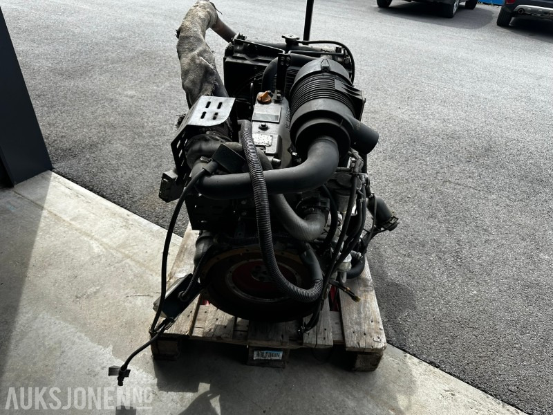 2010 Yanmar 4TNV84T-GGEH - Строително оборудване: снимка 3 2010 Yanmar 4TNV84T-GGEH - Строително оборудване: снимка 3