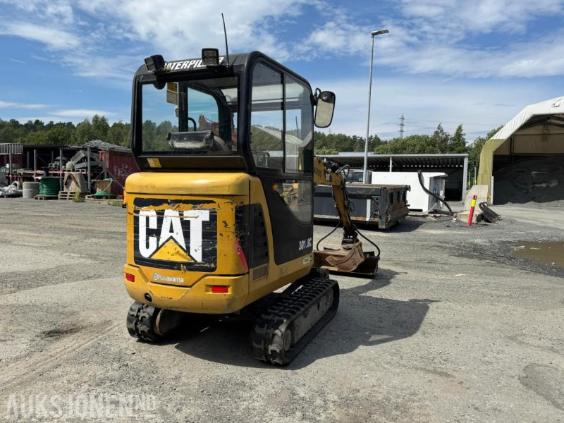 Мини багер 2011 Cat 301.8 minigraver m/Smalskuffe og hydraulisk pusseskuffe: снимка 7