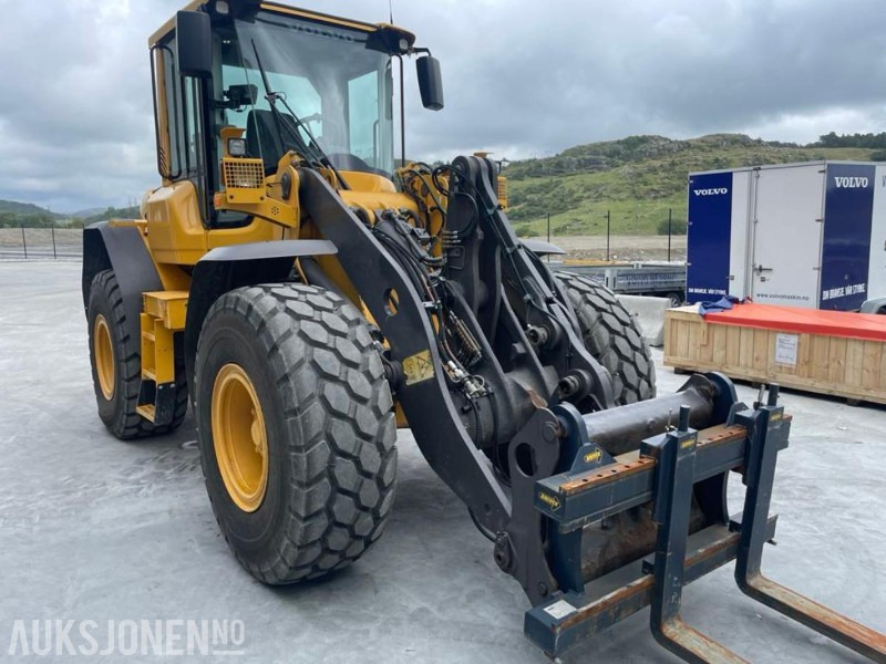 2011 VOLVO L60F HJULLASTER - SPAKSTYRING - NYE DEKK - BBS - 3-4 FUNKSJON - PALLEGAFLER - SKUFFE - KAMERA - MYE PÅKOSTET! - Колесен товарач: снимка 2 2011 VOLVO L60F HJULLASTER - SPAKSTYRING - NYE DEKK - BBS - 3-4 FUNKSJON - PALLEGAFLER - SKUFFE - KAMERA - MYE PÅKOSTET! - Колесен товарач: снимка 2