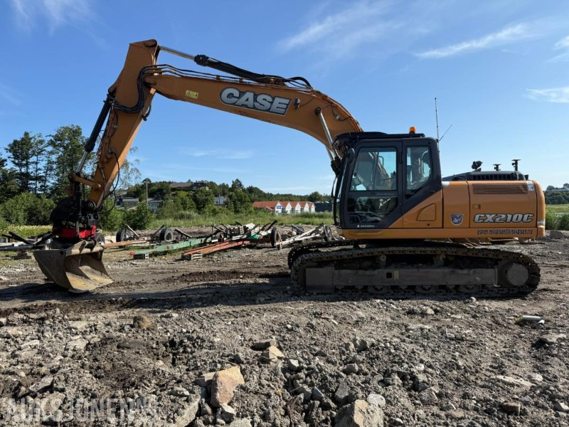 2015 Case CX210C BELTEGRAVER ROTOTILT ENGCON MASKINSTYRING SERVICEHISTORIKK LITE TIMER EN EIER. - Багер: снимка 1 2015 Case CX210C BELTEGRAVER ROTOTILT ENGCON MASKINSTYRING SERVICEHISTORIKK LITE TIMER EN EIER. - Багер: снимка 1