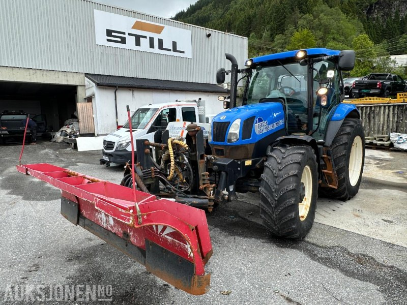 2015 New Holland T6.140 m/snøplog og strøkasse, 1789 timer - Трактор: снимка 1 2015 New Holland T6.140 m/snøplog og strøkasse, 1789 timer - Трактор: снимка 1