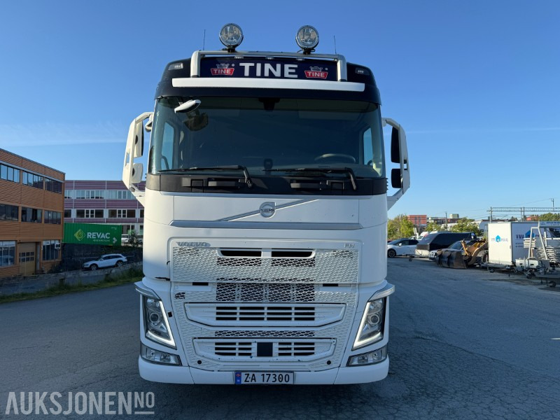 2016 Volvo FH540 6x2 – 458.000 km / 3-kammers tank / VBG hengerfeste - Камион цистерна: снимка 3 2016 Volvo FH540 6x2 – 458.000 km / 3-kammers tank / VBG hengerfeste - Камион цистерна: снимка 3