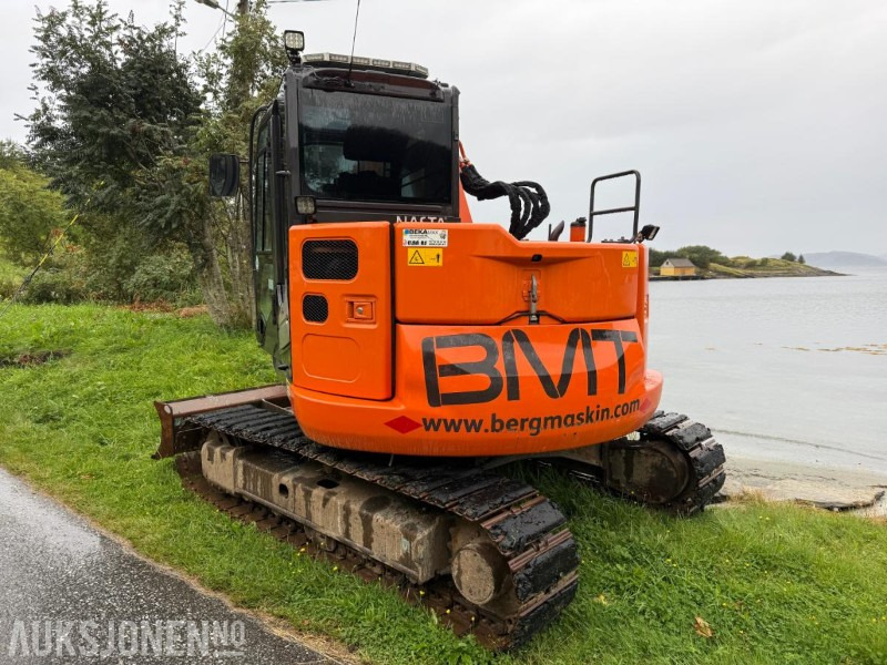 2018 Hitachi ZX85US-5A - Gravemaskin - Tiltrotator - Skjær - Pusseskuff - Lyspakke - Kort hekk - 6 909 timer - Багер: снимка 4 2018 Hitachi ZX85US-5A - Gravemaskin - Tiltrotator - Skjær - Pusseskuff - Lyspakke - Kort hekk - 6 909 timer - Багер: снимка 4