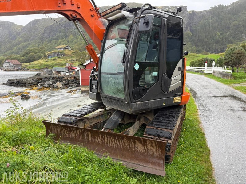 2018 Hitachi ZX85US-5A - Gravemaskin - Tiltrotator - Skjær - Pusseskuff - Lyspakke - Kort hekk - 6 909 timer - Багер: снимка 2 2018 Hitachi ZX85US-5A - Gravemaskin - Tiltrotator - Skjær - Pusseskuff - Lyspakke - Kort hekk - 6 909 timer - Багер: снимка 2