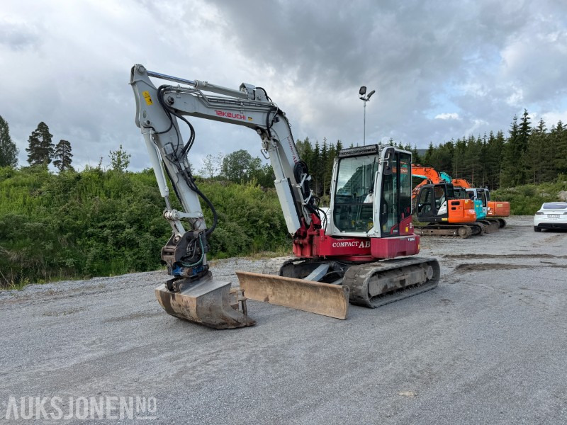 2018 Takeuchi TB280FR – 8,5-tonns gravemaskin med Side-to-Side Boom, tilt, sentralsmøring og 2 skuffer - Багер: снимка 2 2018 Takeuchi TB280FR – 8,5-tonns gravemaskin med Side-to-Side Boom, tilt, sentralsmøring og 2 skuffer - Багер: снимка 2