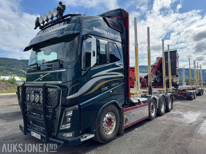 2018 Volvo FH16 8X4 komplett tømmerbil med kran og henger. - Камион за дърва, Камион с кран: снимка 1 2018 Volvo FH16 8X4 komplett tømmerbil med kran og henger. - Камион за дърва, Камион с кран: снимка 1