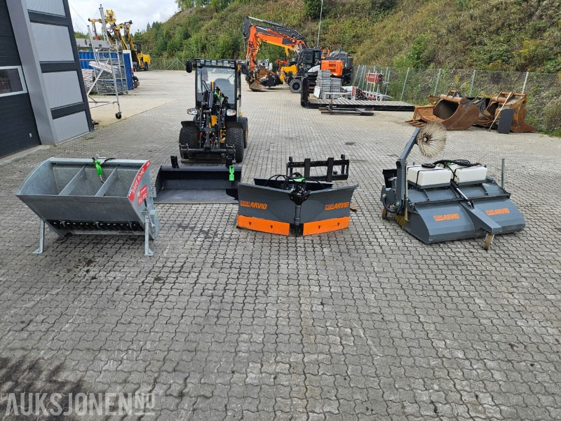 2023 JCB 403 plus kost med oppsamler, strøkasse, vikeplog ++ - Колесен товарач: снимка 1 2023 JCB 403 plus kost med oppsamler, strøkasse, vikeplog ++ - Колесен товарач: снимка 1