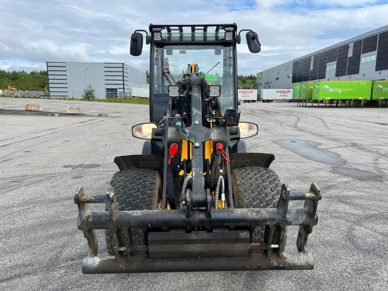 Колесен товарач 2023 JCB 403 plus  kost med oppsamler, strøkasse, vikeplog ++: снимка 9