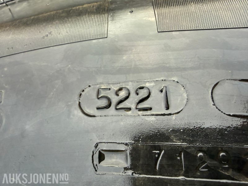 4 stk traktordekk med pigg stått på New Holland T5060 - Трактор: снимка 3 4 stk traktordekk med pigg stått på New Holland T5060 - Трактор: снимка 3