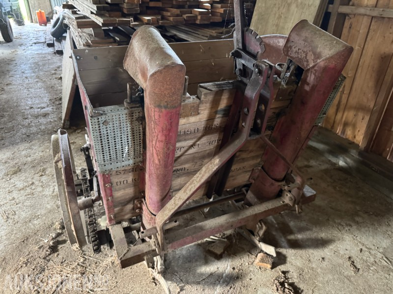 Трактор DØDSBO FRA SMÅBRUK MED 1970 FORD 3000, MASSE UTSTYR OG VERKSTEDSUTSTYR: снимка 19