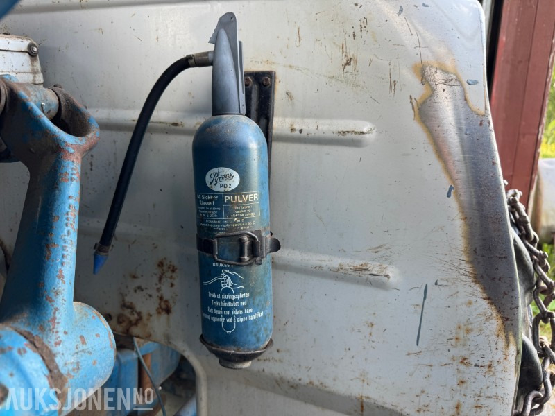 Трактор DØDSBO FRA SMÅBRUK MED 1970 FORD 3000, MASSE UTSTYR OG VERKSTEDSUTSTYR: снимка 11