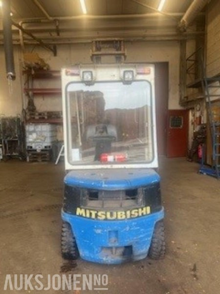 1984 Mitsubishi FD25 2.5 tonns dieseltruck med lukket førerhus - Подемно-транспортна техника: снимка 2 1984 Mitsubishi FD25 2.5 tonns dieseltruck med lukket førerhus - Подемно-транспортна техника: снимка 2
