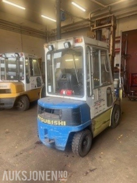 1984 Mitsubishi FD25 2.5 tonns dieseltruck med lukket førerhus - Подемно-транспортна техника: снимка 3 1984 Mitsubishi FD25 2.5 tonns dieseltruck med lukket førerhus - Подемно-транспортна техника: снимка 3
