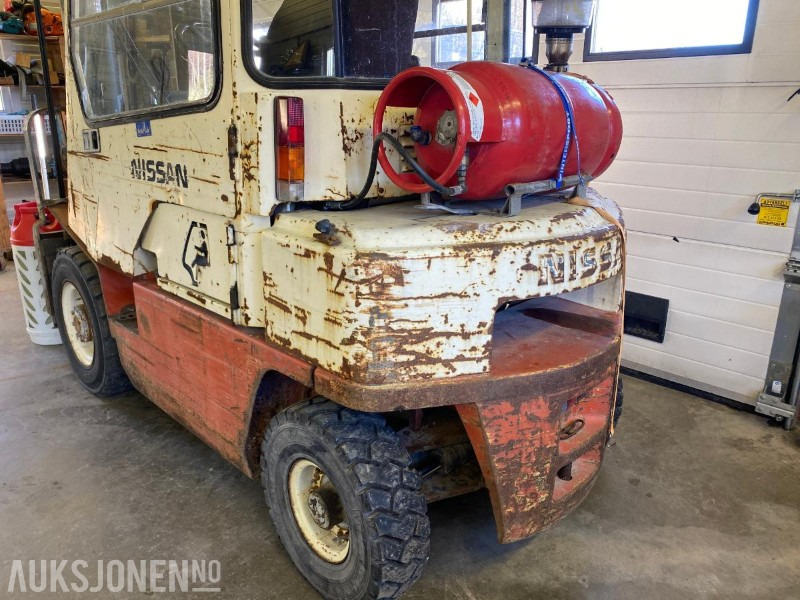 1994 Nissan propan Truck - Подемно-транспортна техника: снимка 4 1994 Nissan propan Truck - Подемно-транспортна техника: снимка 4