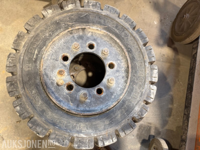 2000 Andre Super Elastic truckdekk – 4 stk - Подемно-транспортна техника: снимка 4 2000 Andre Super Elastic truckdekk – 4 stk - Подемно-транспортна техника: снимка 4