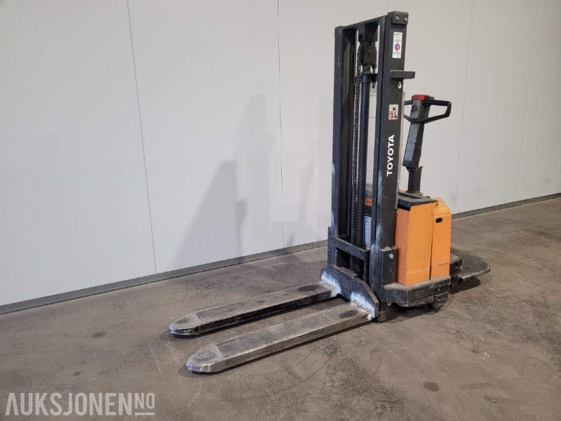 2000 Toyota Stabler - Подемно-транспортна техника: снимка 1 2000 Toyota Stabler - Подемно-транспортна техника: снимка 1