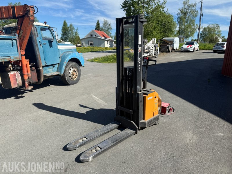 2001 Toyota SM12 F/1 Pallestabler med Batterilader STC 24/40 - Подемно-транспортна техника: снимка 5 2001 Toyota SM12 F/1 Pallestabler med Batterilader STC 24/40 - Подемно-транспортна техника: снимка 5