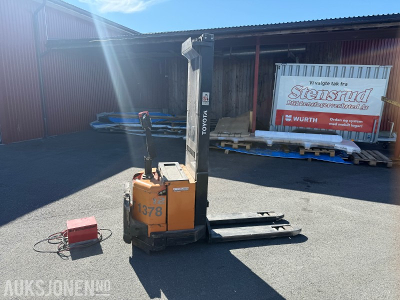 2001 Toyota SM12 F/1 Pallestabler med Batterilader STC 24/40 - Подемно-транспортна техника: снимка 1 2001 Toyota SM12 F/1 Pallestabler med Batterilader STC 24/40 - Подемно-транспортна техника: снимка 1