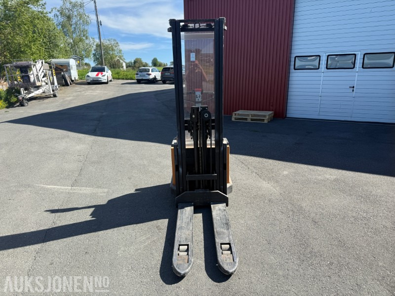 2001 Toyota SM12 F/1 Pallestabler med Batterilader STC 24/40 - Подемно-транспортна техника: снимка 3 2001 Toyota SM12 F/1 Pallestabler med Batterilader STC 24/40 - Подемно-транспортна техника: снимка 3