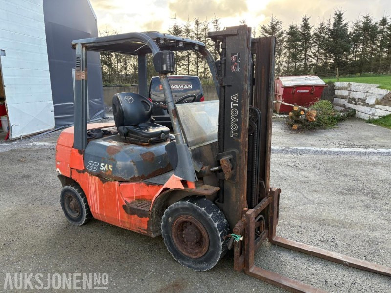 2003 Toyota 7FD25 - Подемно-транспортна техника: снимка 5 2003 Toyota 7FD25 - Подемно-транспортна техника: снимка 5