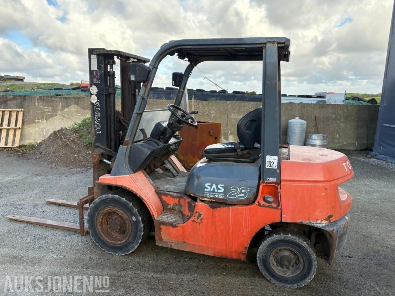 2003 Toyota 7FD25 - Подемно-транспортна техника: снимка 3 2003 Toyota 7FD25 - Подемно-транспортна техника: снимка 3