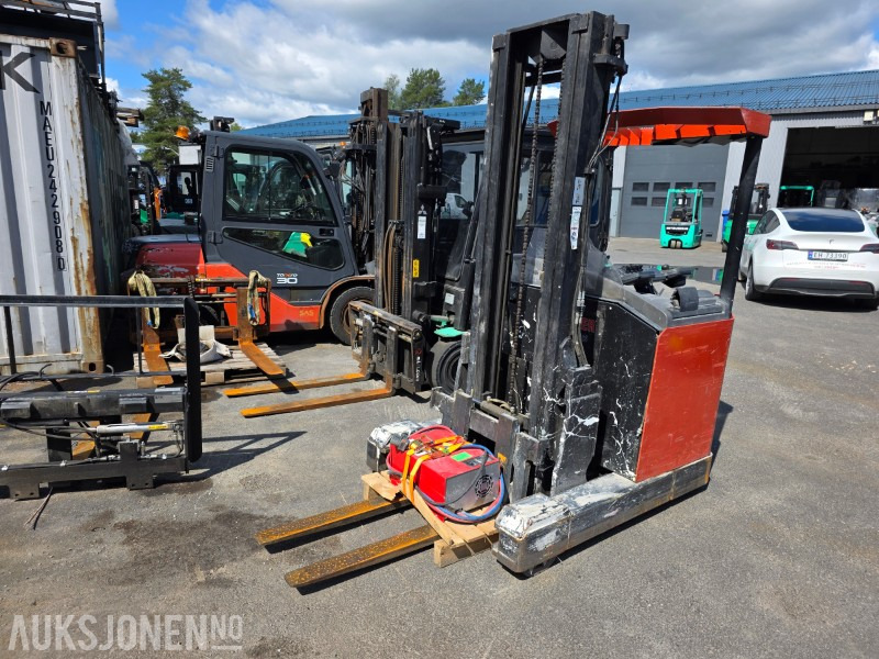 2008 BT RR B2 reach/støttebein truck - Подемно-транспортна техника: снимка 4 2008 BT RR B2 reach/støttebein truck - Подемно-транспортна техника: снимка 4