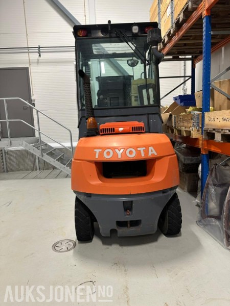 2008 Toyota 7FD40 gaffeltruck m/ Meyer gaffelspreder – 4,5 tonn kapasitet - Подемно-транспортна техника: снимка 3 2008 Toyota 7FD40 gaffeltruck m/ Meyer gaffelspreder – 4,5 tonn kapasitet - Подемно-транспортна техника: снимка 3
