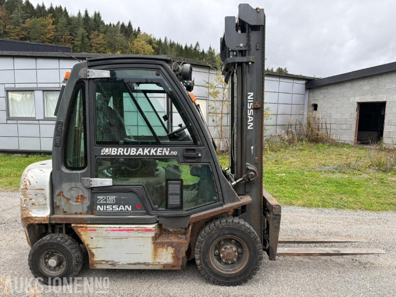 2010 Nissan Y1D2A25Q dieseltruck – 2,5 tonn, 4 m løftehøyde - Подемно-транспортна техника: снимка 5 2010 Nissan Y1D2A25Q dieseltruck – 2,5 tonn, 4 m løftehøyde - Подемно-транспортна техника: снимка 5