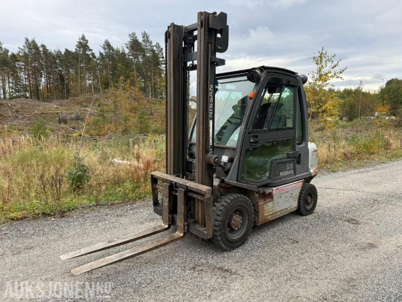 2010 Nissan Y1D2A25Q dieseltruck – 2,5 tonn, 4 m løftehøyde - Подемно-транспортна техника: снимка 2 2010 Nissan Y1D2A25Q dieseltruck – 2,5 tonn, 4 m løftehøyde - Подемно-транспортна техника: снимка 2
