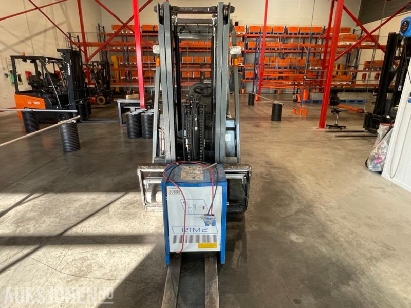 2011 NISSAN G1N120Q ELEKTRISK GAFFELTRUCK - MED LADER - LØFTEHØYDE: 3,3 M. - NYE SLANGER - 1496 TIMER. - Подемно-транспортна техника: снимка 5 2011 NISSAN G1N120Q ELEKTRISK GAFFELTRUCK - MED LADER - LØFTEHØYDE: 3,3 M. - NYE SLANGER - 1496 TIMER. - Подемно-транспортна техника: снимка 5