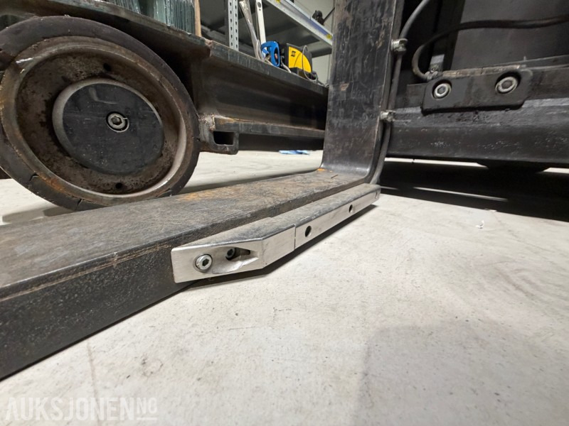 Подемно-транспортна техника 2013 Nissan UND140 Skyvemasttruck - 4,8m med batterilader: снимка 9 Подемно-транспортна техника 2013 Nissan UND140 Skyvemasttruck - 4,8m med batterilader: снимка 9